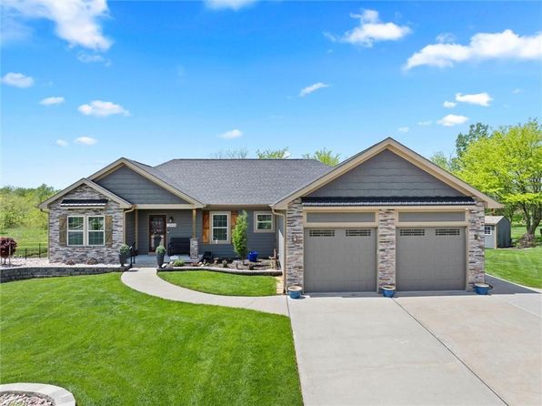 2908 E Canyon Dr, Harrisonville, MO 64701