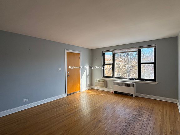 2nd image of 7320 N Ridge Blvd #3W