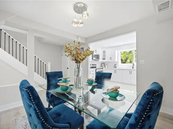 121 Centennial Rd #21, Toronto, ON M1C 1Z7