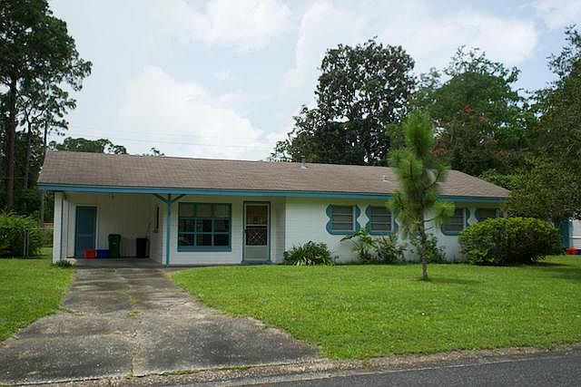 View of 1109 from the street.