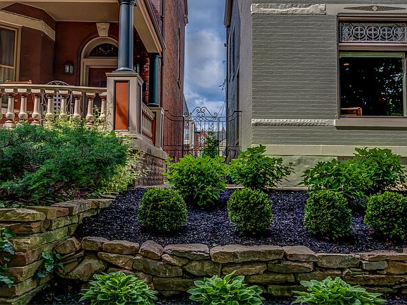 Side Entertainment Area