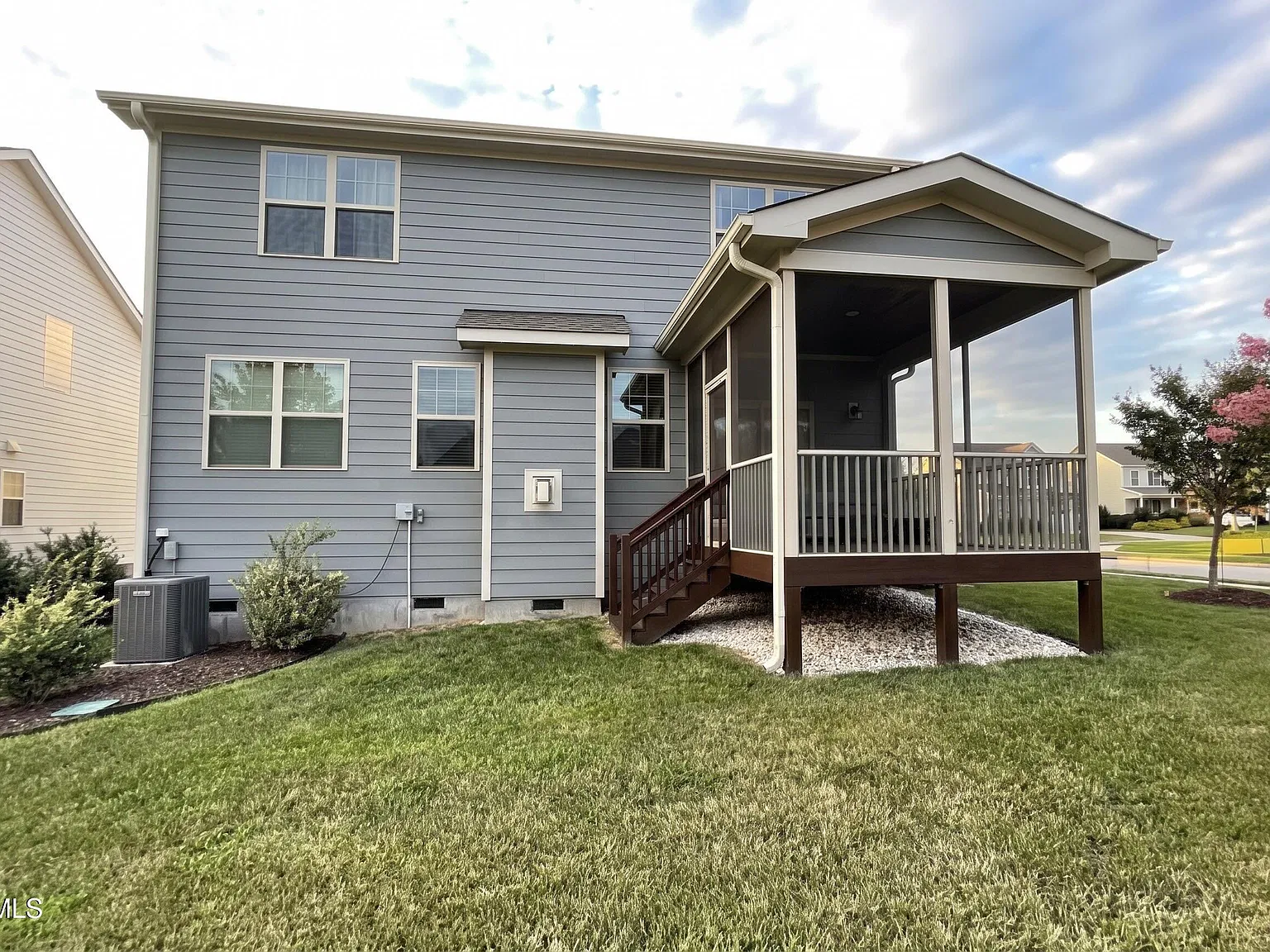 4 bed, 3.0 bath, 2400 sqft, $2,595 — Photo 3