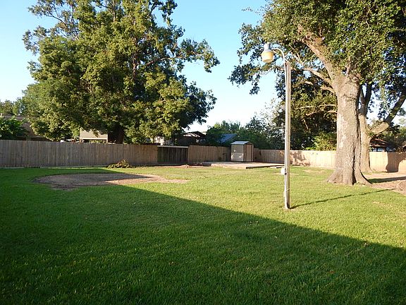 4th image of 805 Port Neches Ave