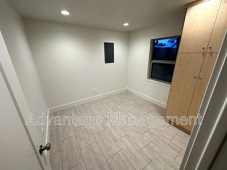 467 E Elm St — Photo 11
