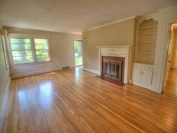 3rd image of 215 Forestwood Dr