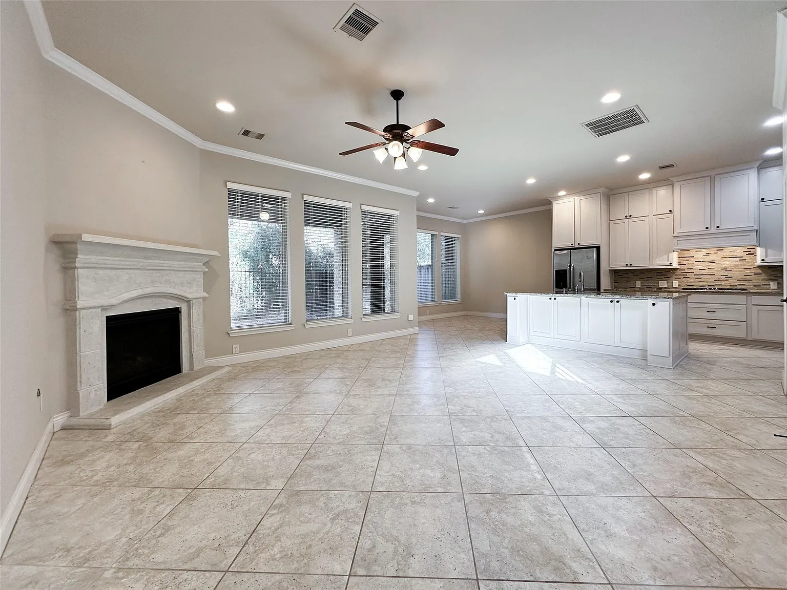 3 bed, 2.5 bath, 2569 sqft, $3,100 — Photo 2