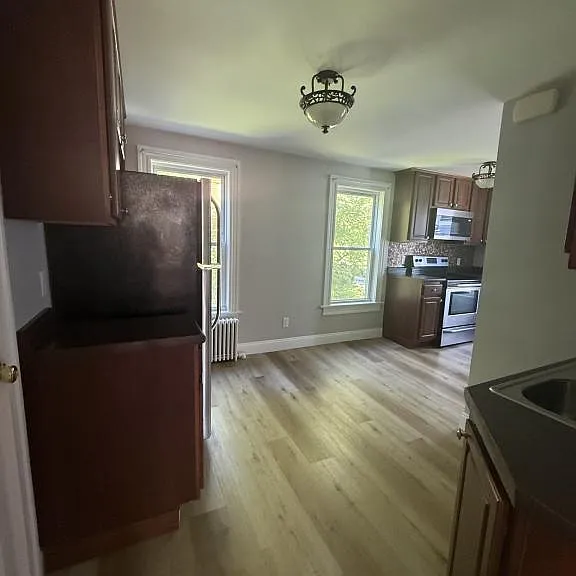 304 Grove St — Photo 4