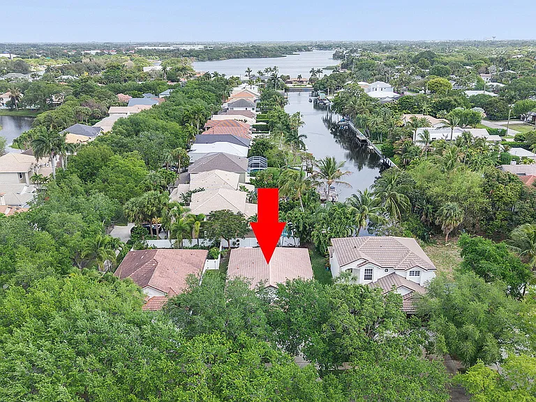 981 Delray Lakes Dr — Photo 2