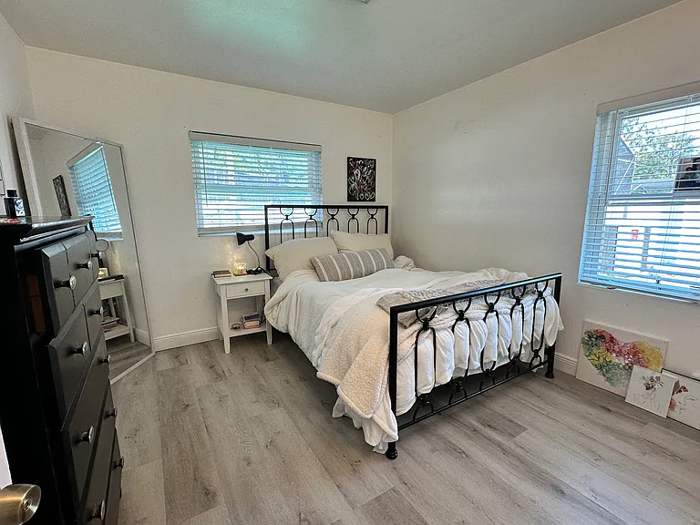 2021 Sunderland Rd — Photo 7