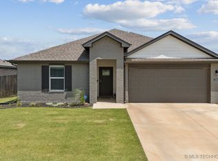 1204 Sunstone St, Claremore, OK 74017