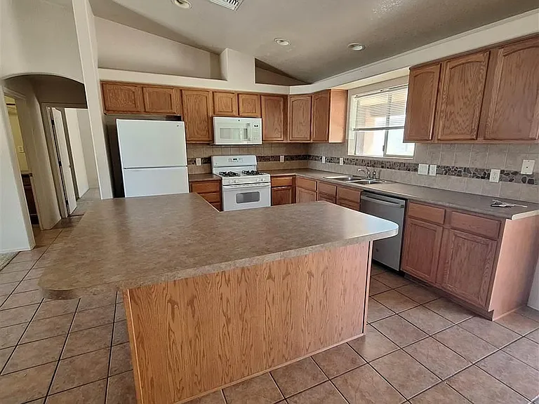 11785 E 28th Pl — Photo 5