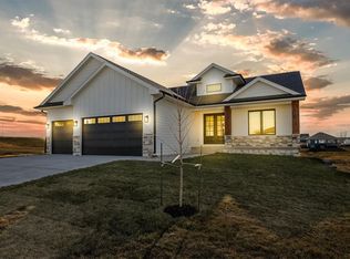 14316 Persimmon Dr, Urbandale, IA 50323