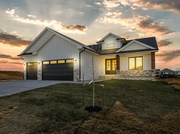 14316 Persimmon Dr, Urbandale, IA 50323