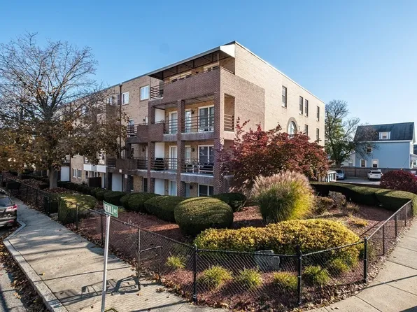 314 Riverside Ave APT 304, Medford, MA 02155