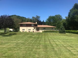 484 Bluff Dr, La Crescent, MN 55947