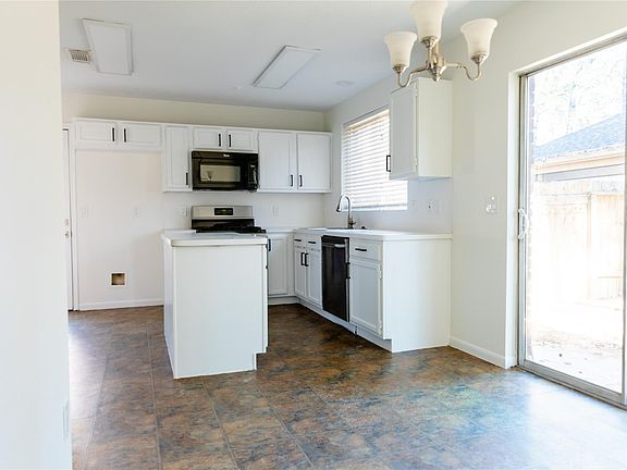4th image of 22 Cottage Grove Pl
