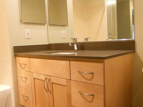 Bright bathroom w/ plenty of storage