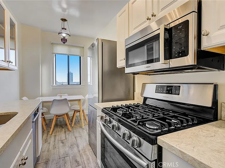 315 W 3rd St #1006 — Photo 17