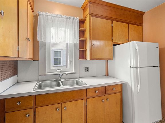 8th image of 39 Phillips Ave