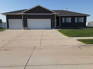 4251 Indianhead Rd, Grand Island, NE 68803