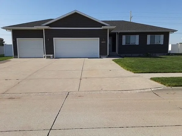 4251 Indianhead Rd, Grand Island, NE 68803