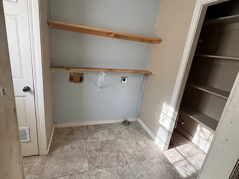 713 SW 49th St — Photo 12