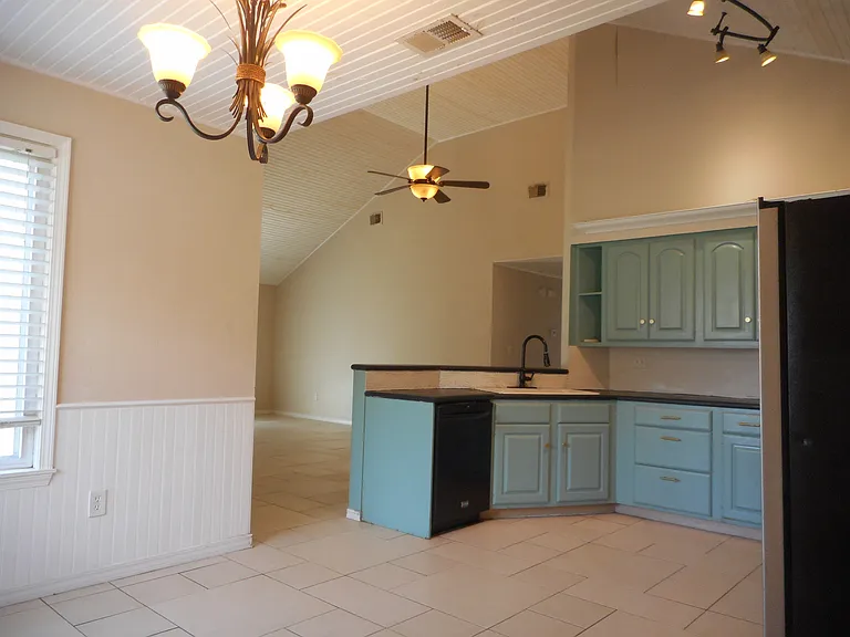 1729 Quiet Oak Ln — Photo 13