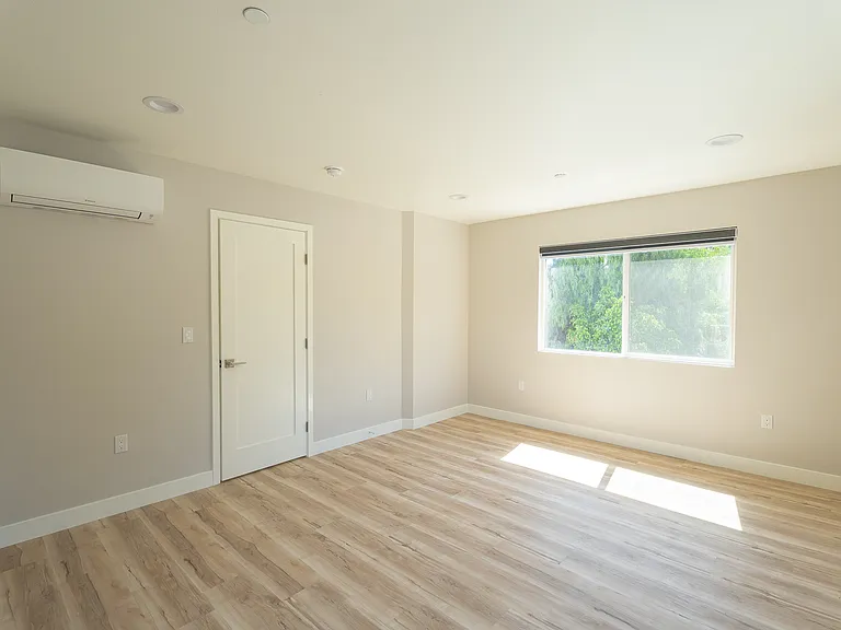 1117 1/2 Grevelia St — Photo 11