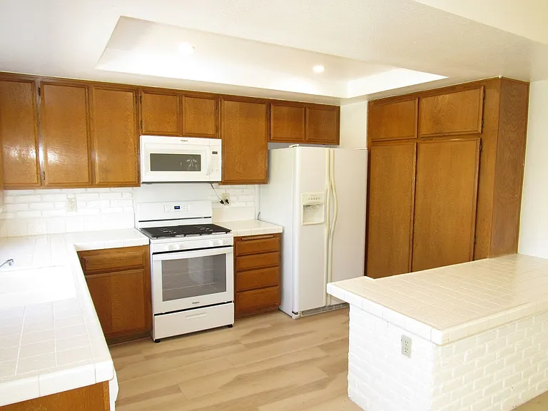 1099 W Ontario Ave — Photo 8