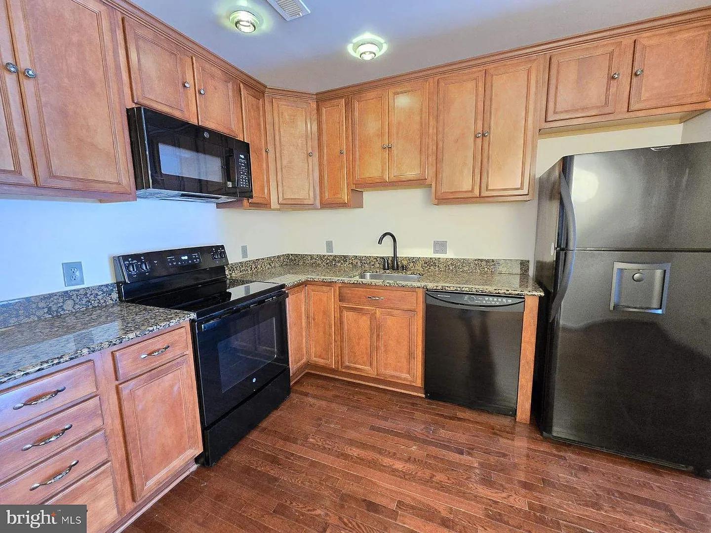 3 bed, 955 sqft, $2,300 — Photo 4