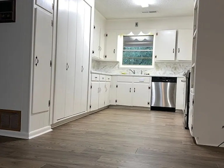 2524 W Hillsboro St — Photo 5