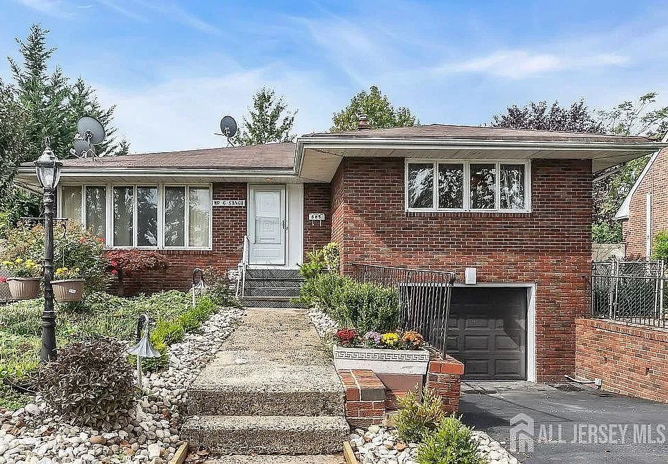 1st image of 585 Noe Ave