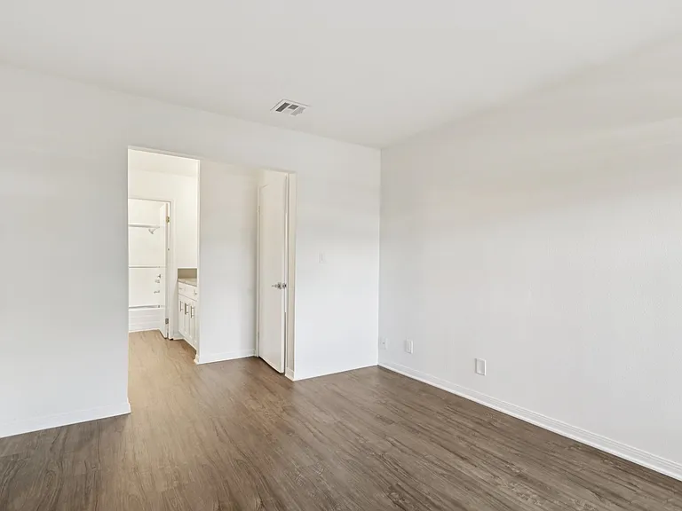 The Linden Apartments — Photo 29