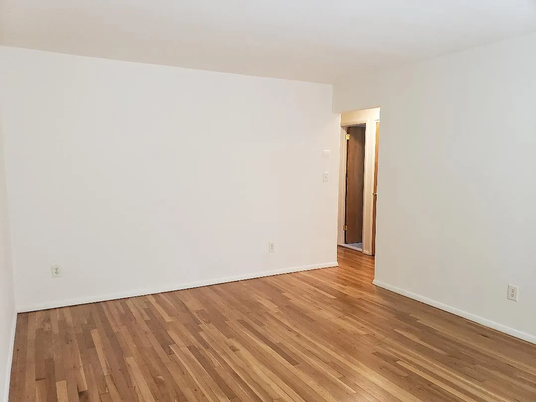385 Cromwell Ave — Photo 3