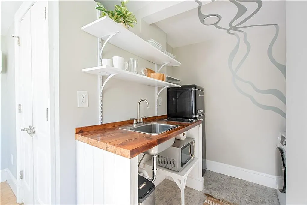 1 bed, 1.0 bath, 185 sqft, $1,700 — Photo 2