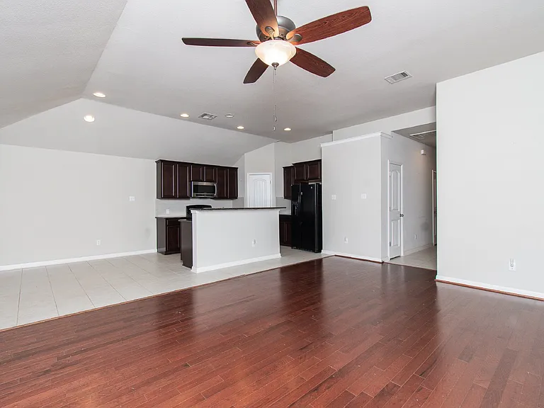 136 Mistflower Ln — Photo 4