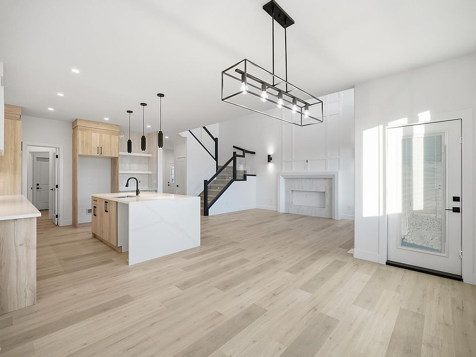 1st image of 74 Hemingway Cres