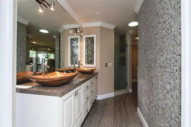 420 Sharwood Dr — Photo 2