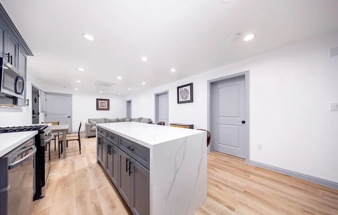 3 bed, 2.0 bath, 1000 sqft, $3,950 — Photo 3