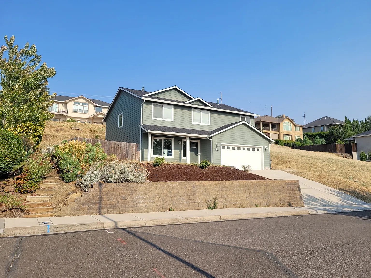 5 bed, 2.5 bath, 2373 sqft, $2,500 — Photo 1