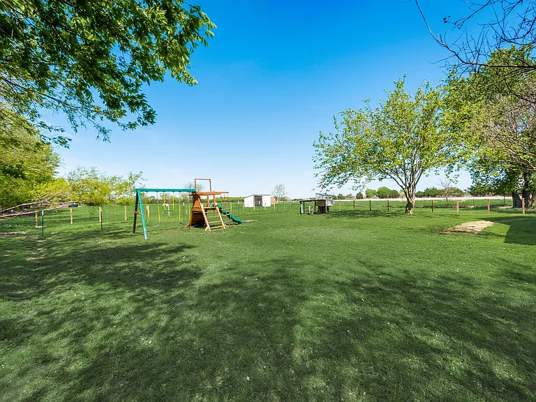 5893 FM 1827 — Photo 19