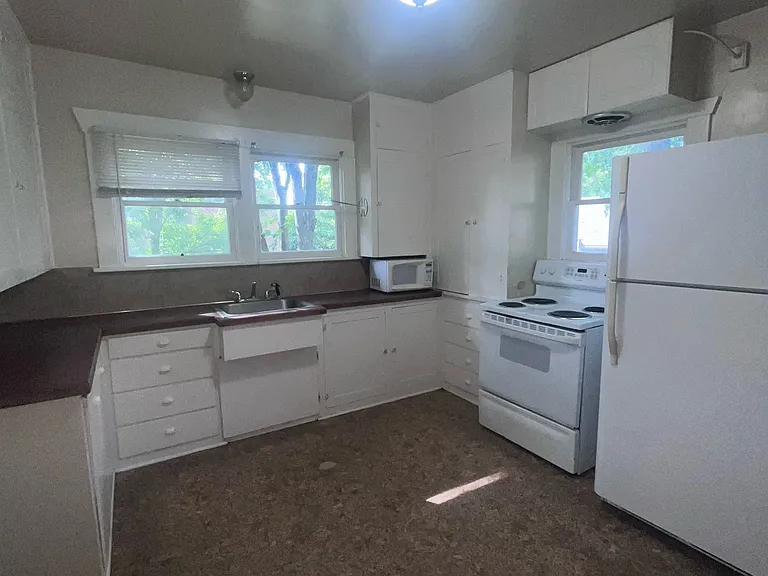 410 NE Colorado St — Photo 12