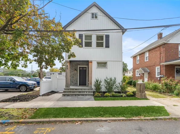 89 5th Avenue, Westbury, NY 11590