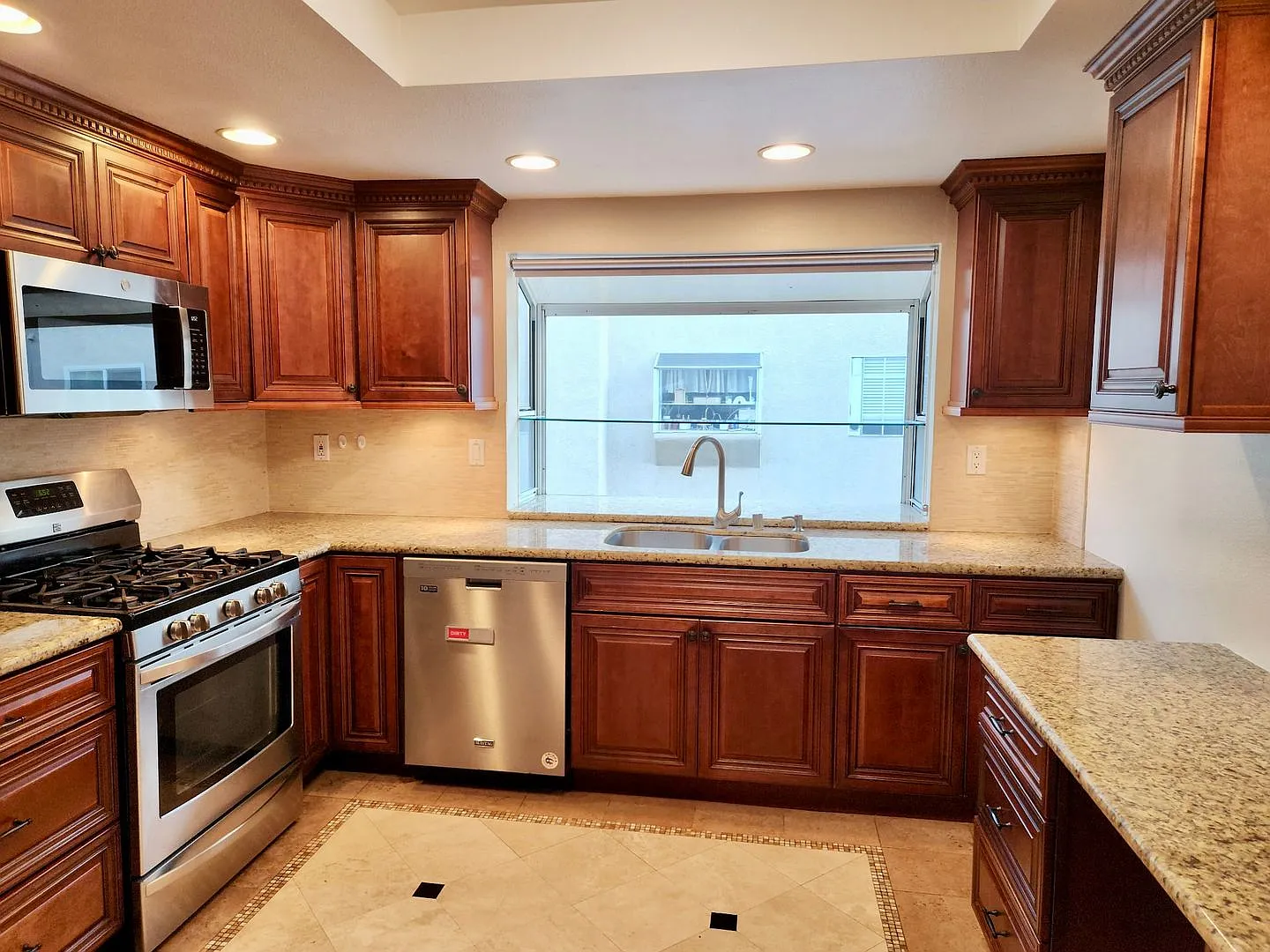 Remodeled 3 bedroom townhome in Torrance — Photo 4