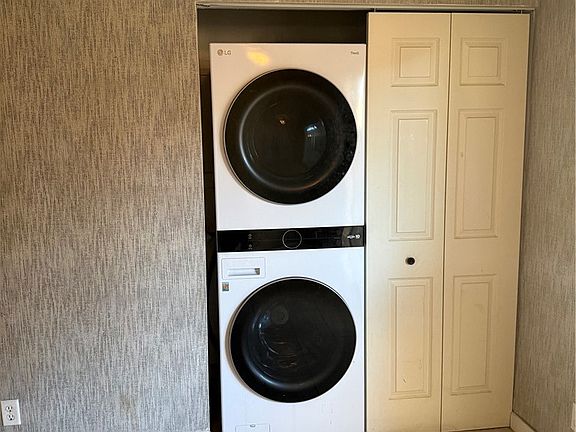 4th image of 401 N Lamb Blvd APT D