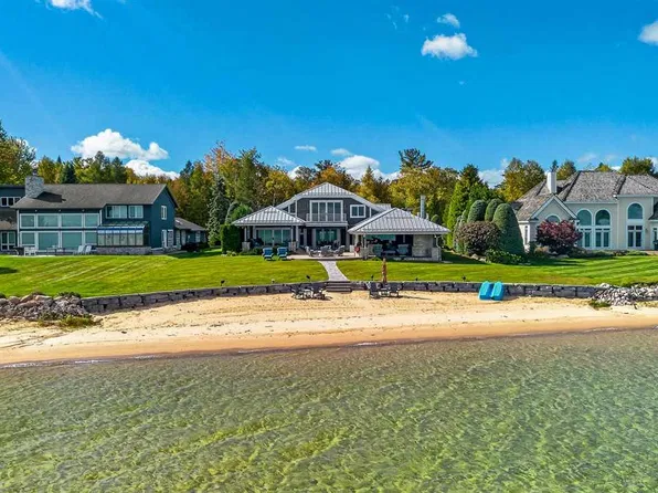 6140 Pine Lake Club Dr, Charlevoix, MI 49720