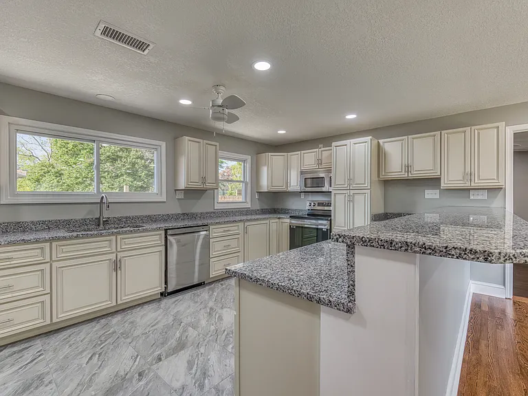 1216 Norway St #101 — Photo 5