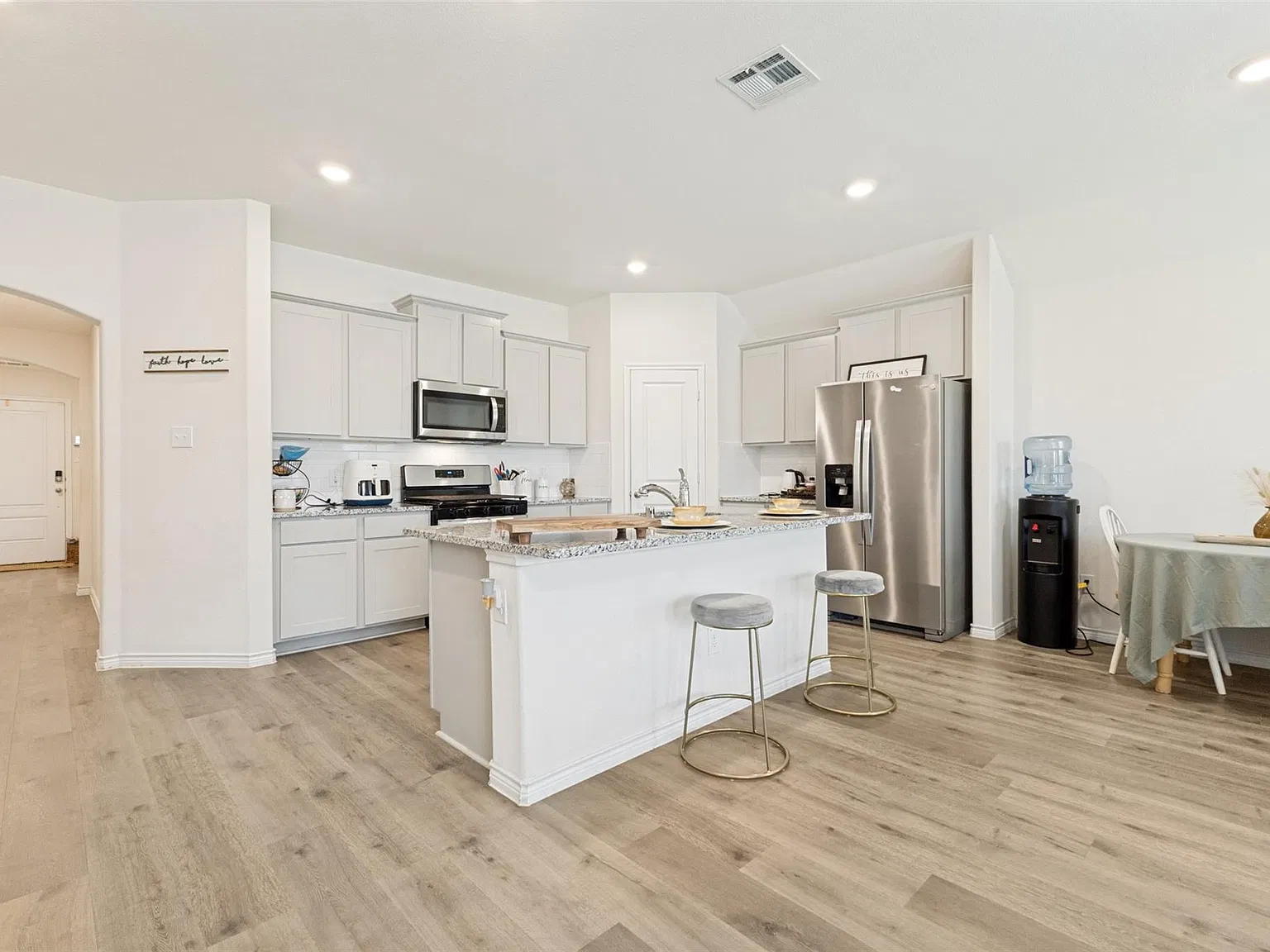 4 bed, 1592 sqft, $2,100 — Photo 4