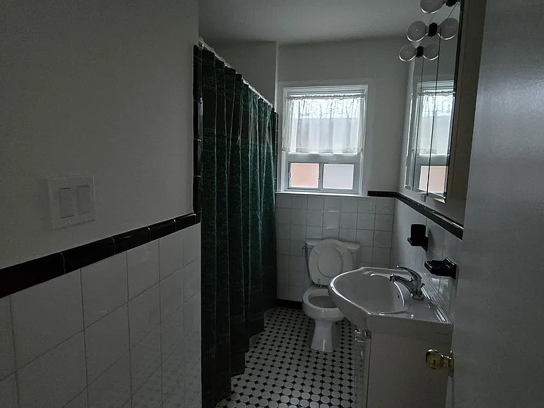 65 Moore St #MAIN — Photo 2