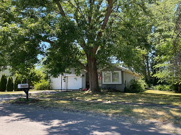 3rd image of 1309 Silvertree Dr